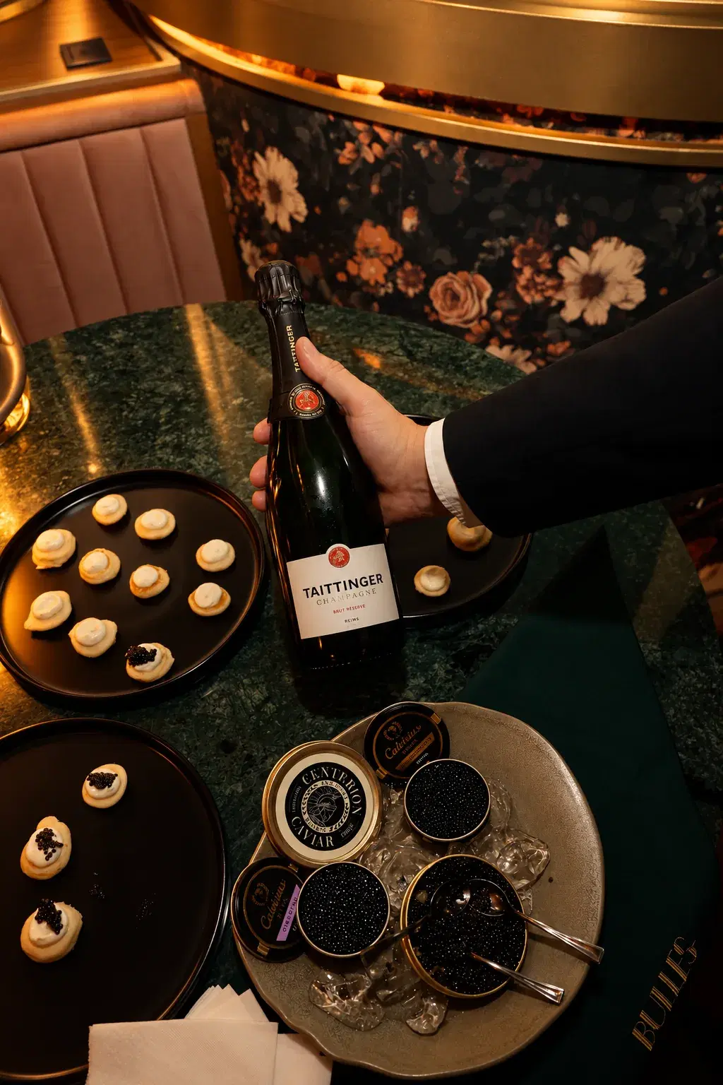 Champagne con caviar y canapés