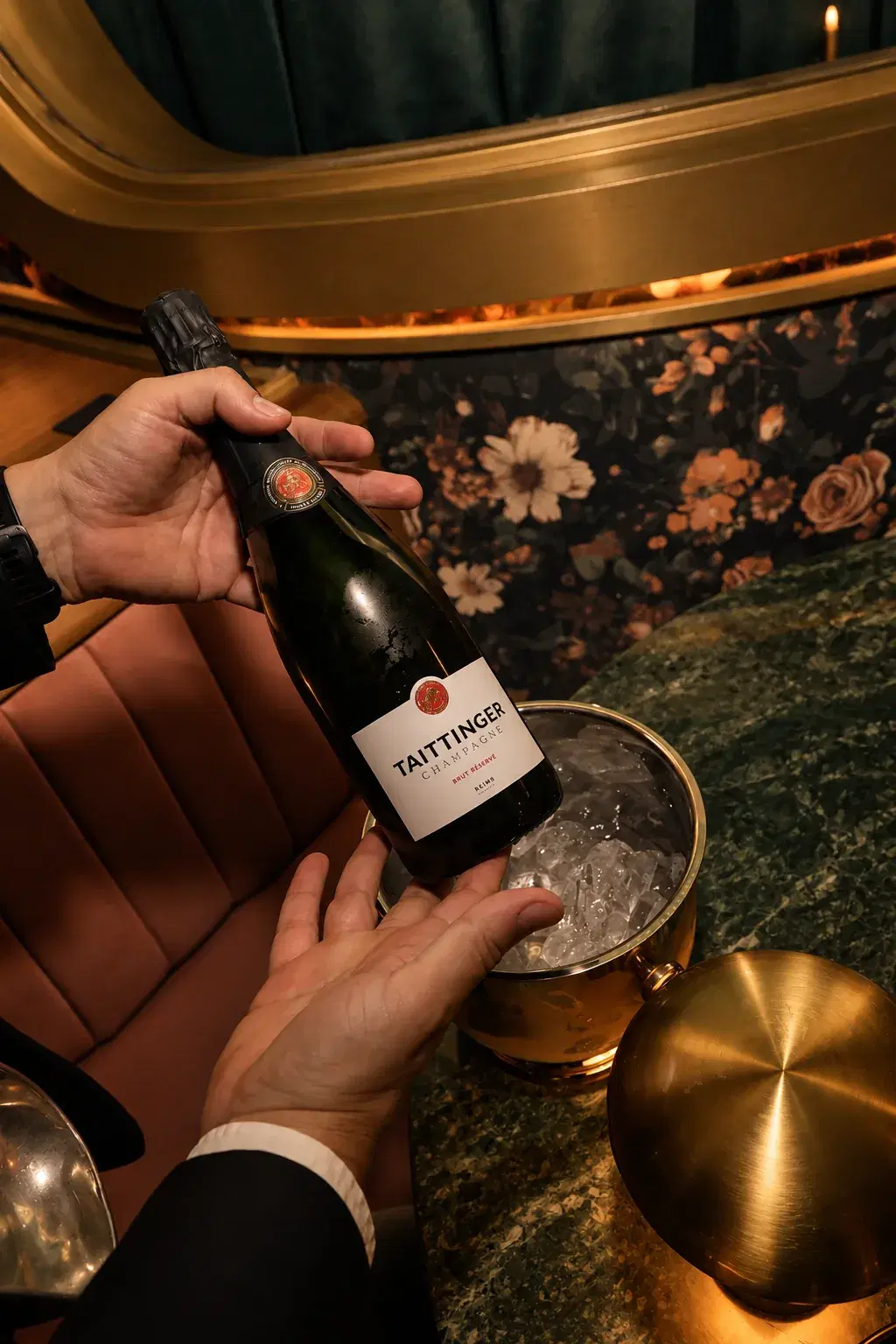Botella de Taittinger servida en la frapera