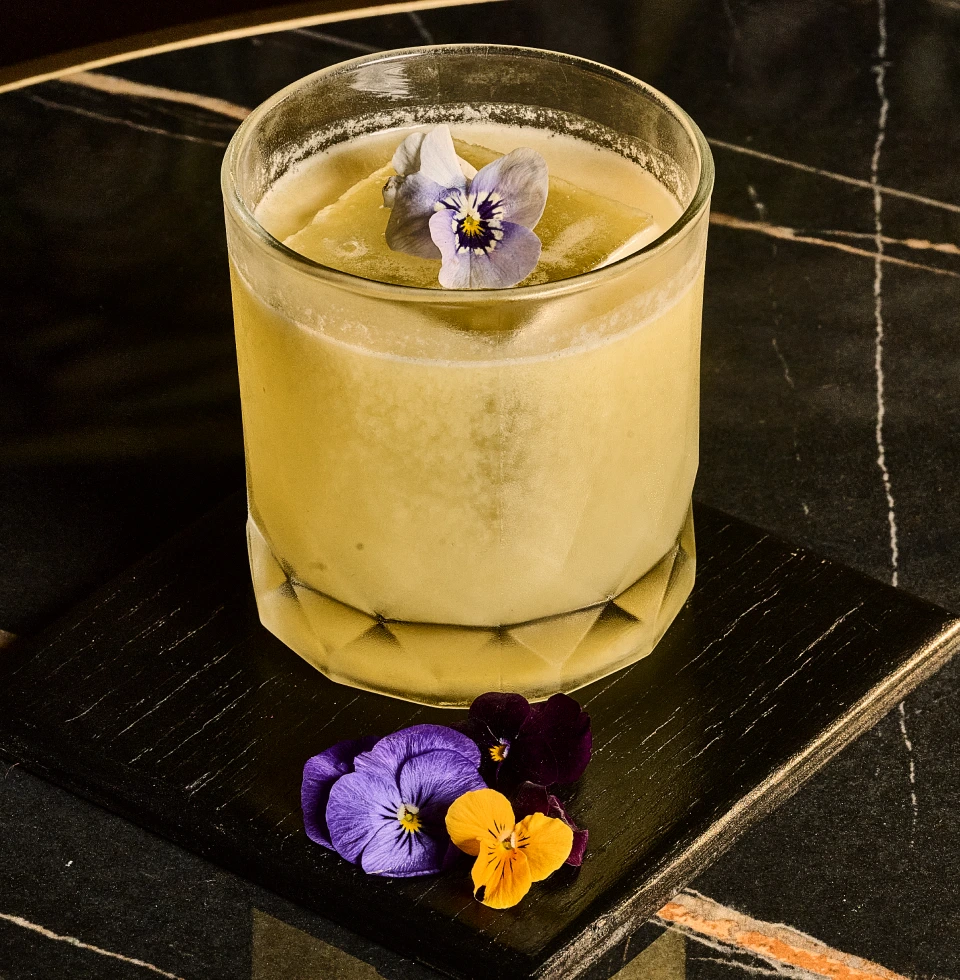 Uno de los cocteles creados a base de champagne especiamente para Bulles, acompañado de flores