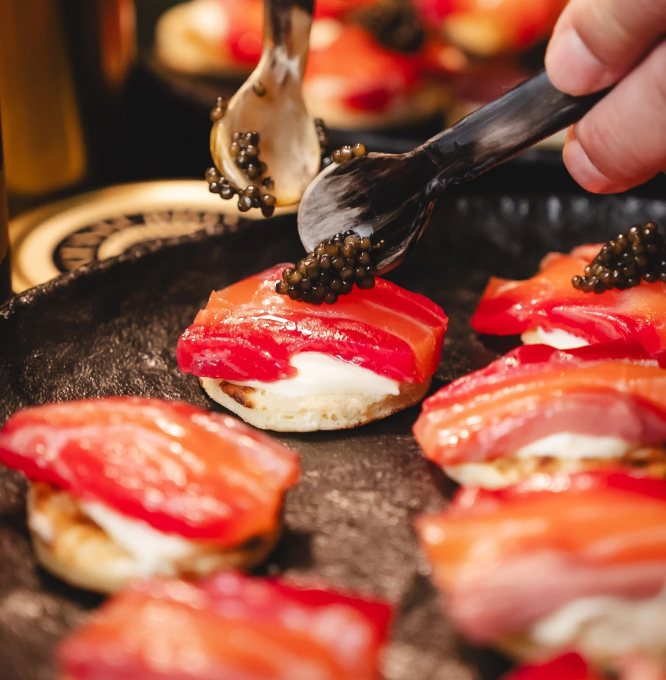 El chef colocando cuidadosamente caviar encima de uno de los platos de Bulles.