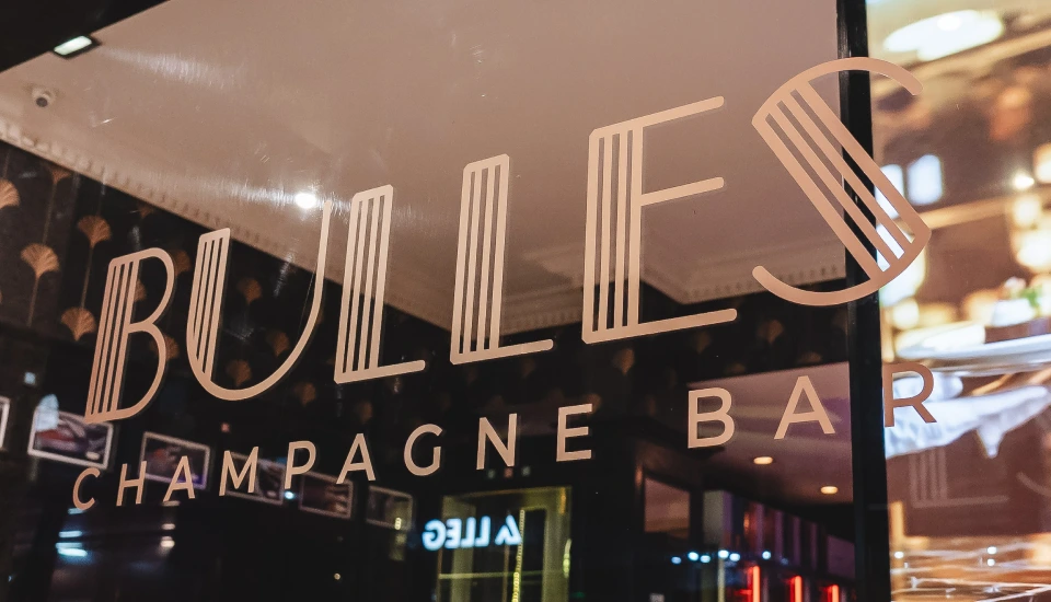 Frente del local, donde se ve el vinilo de 'Bulles, Champagne Bar'